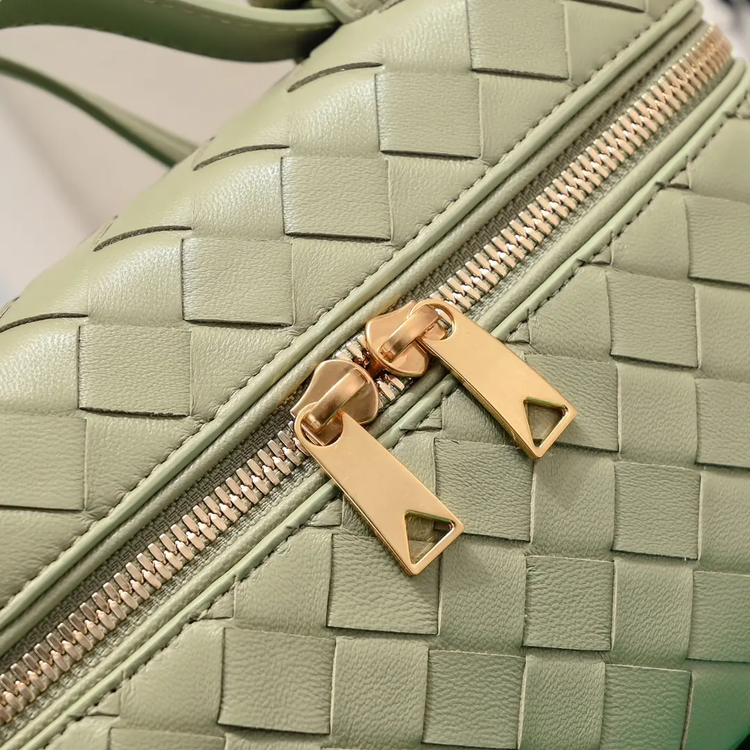 Bottega Veneta Style Crossbody Bag Lookbook Reference image 4