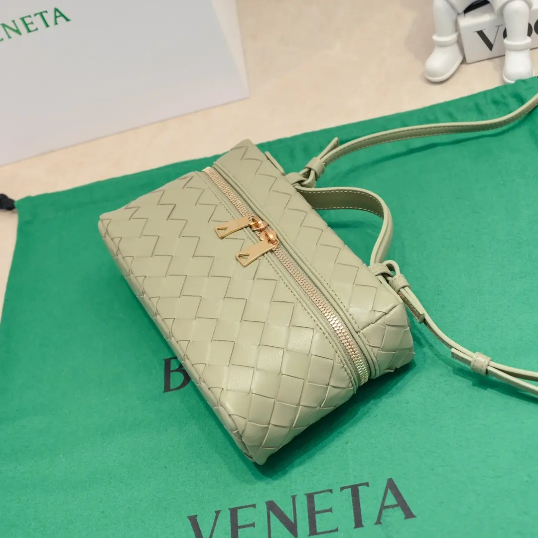 Bottega Veneta Style Crossbody Bag Lookbook Reference image 5
