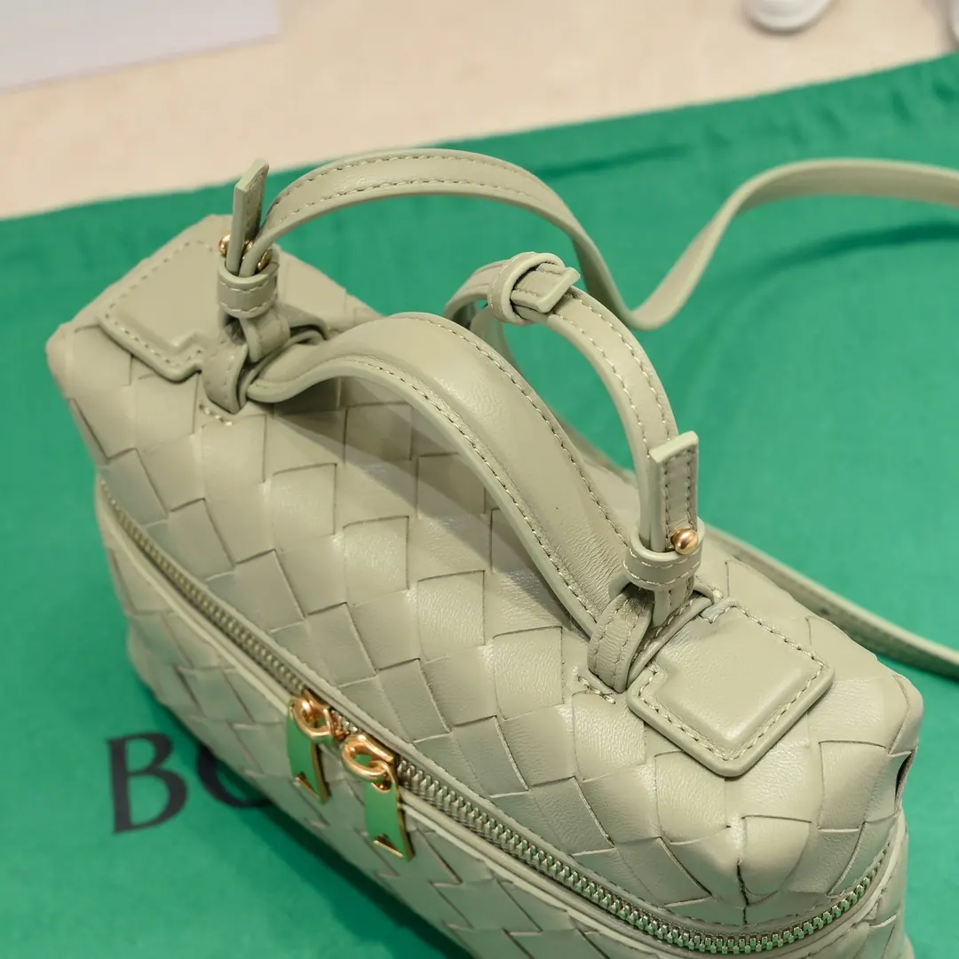 Bottega Veneta Style Crossbody Bag Lookbook Reference image 6