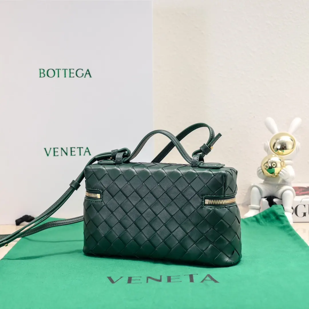 Bottega Veneta Style Crossbody Bag Lookbook Reference image 2