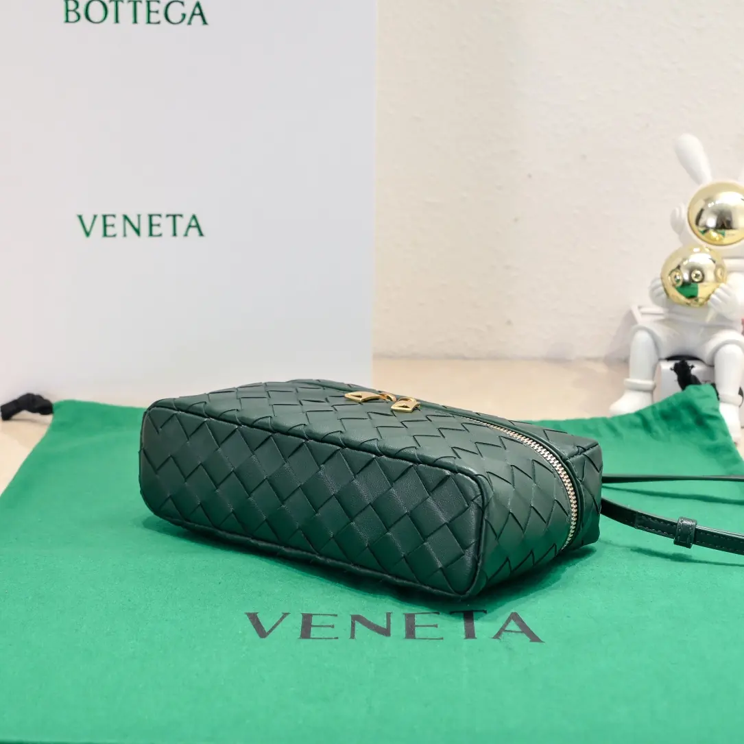Bottega Veneta Style Crossbody Bag Lookbook Reference image 3