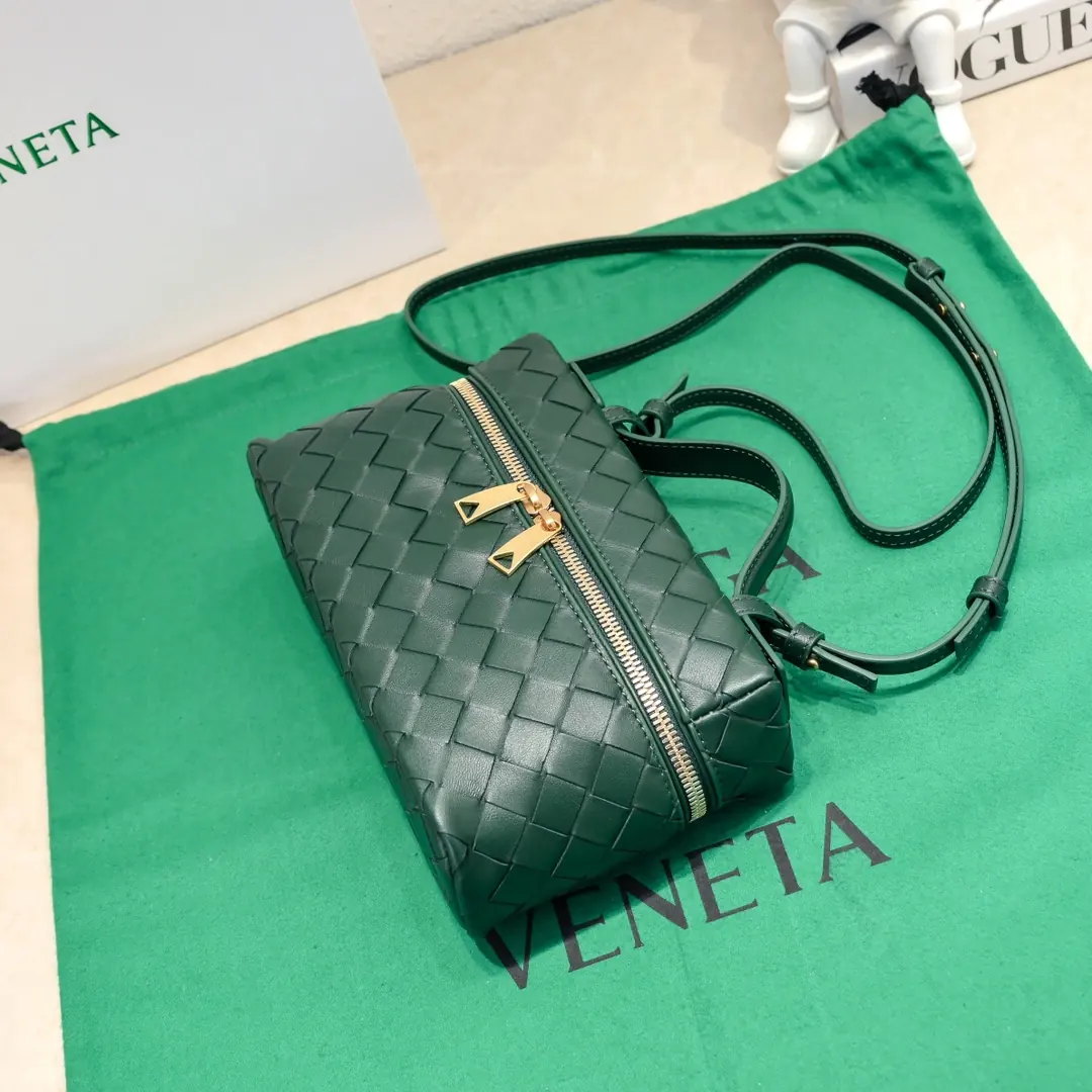 Bottega Veneta Style Crossbody Bag Lookbook Reference image 4