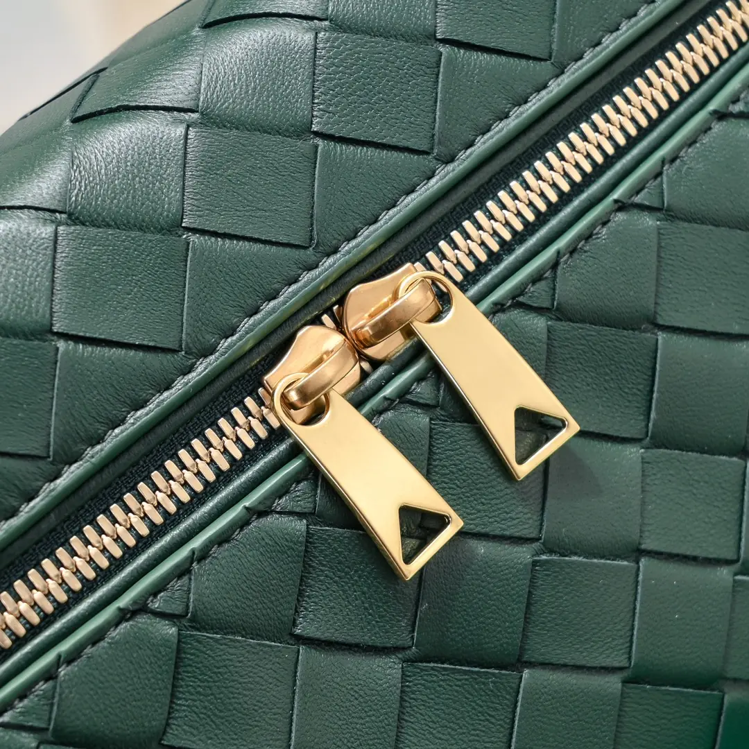 Bottega Veneta Style Crossbody Bag Lookbook Reference image 5