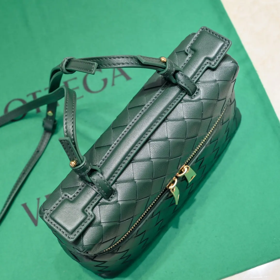 Bottega Veneta Style Crossbody Bag Lookbook Reference image 6