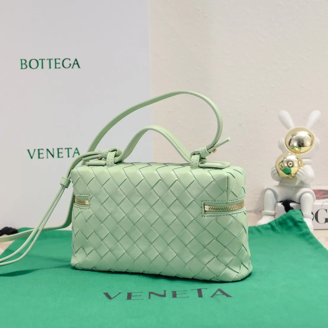 Bottega Veneta Style Crossbody Bag Lookbook Reference image 2