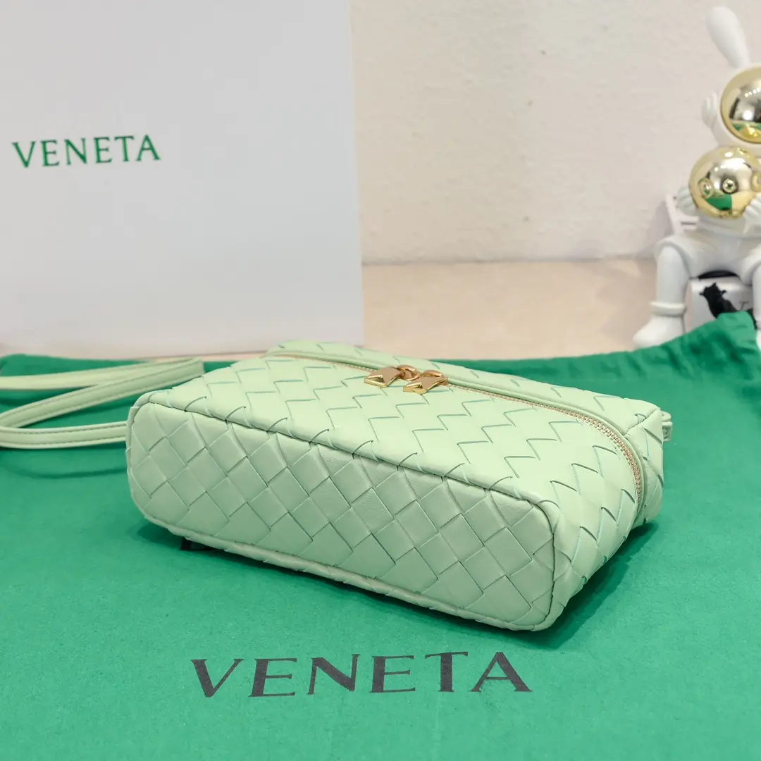 Bottega Veneta Style Crossbody Bag Lookbook Reference image 3
