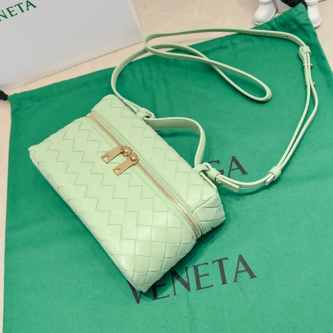 Bottega Veneta Style Crossbody Bag Lookbook Reference image 4