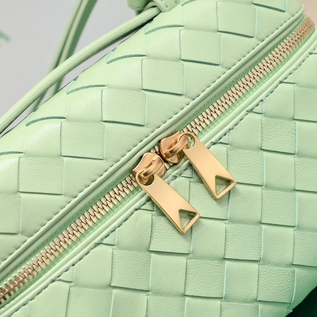 Bottega Veneta Style Crossbody Bag Lookbook Reference image 6