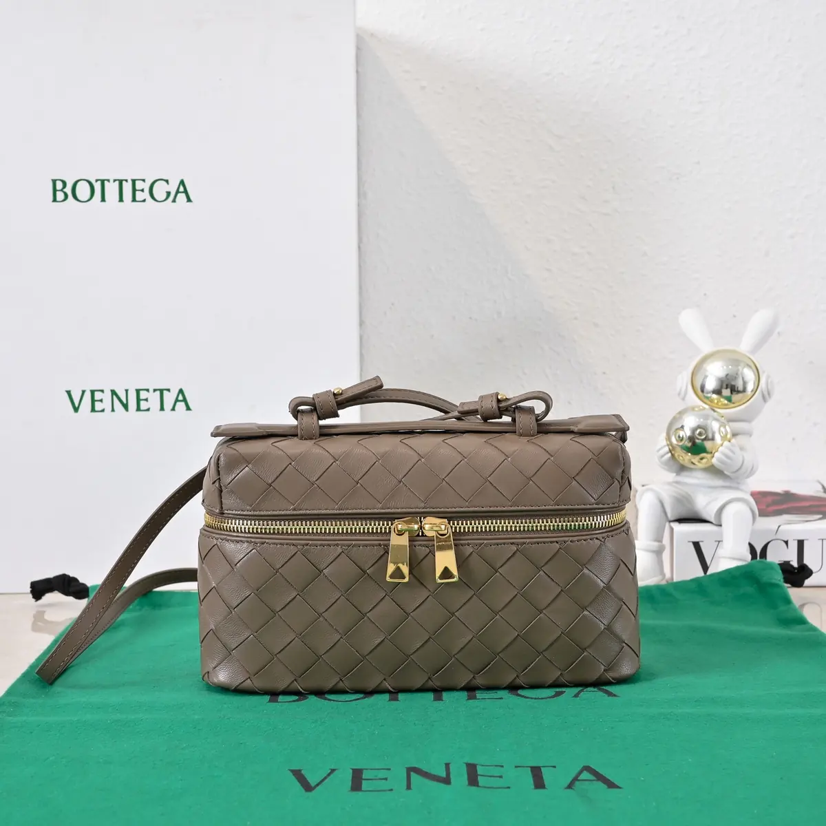 Bottega Veneta Style Crossbody Bag Lookbook Reference image 1