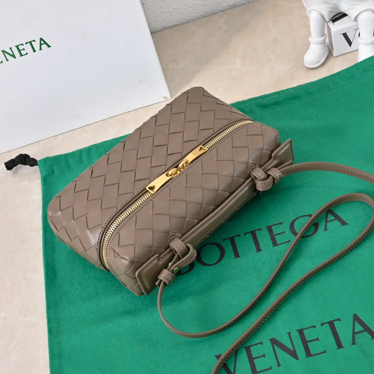 Bottega Veneta Style Crossbody Bag Lookbook Reference image 2