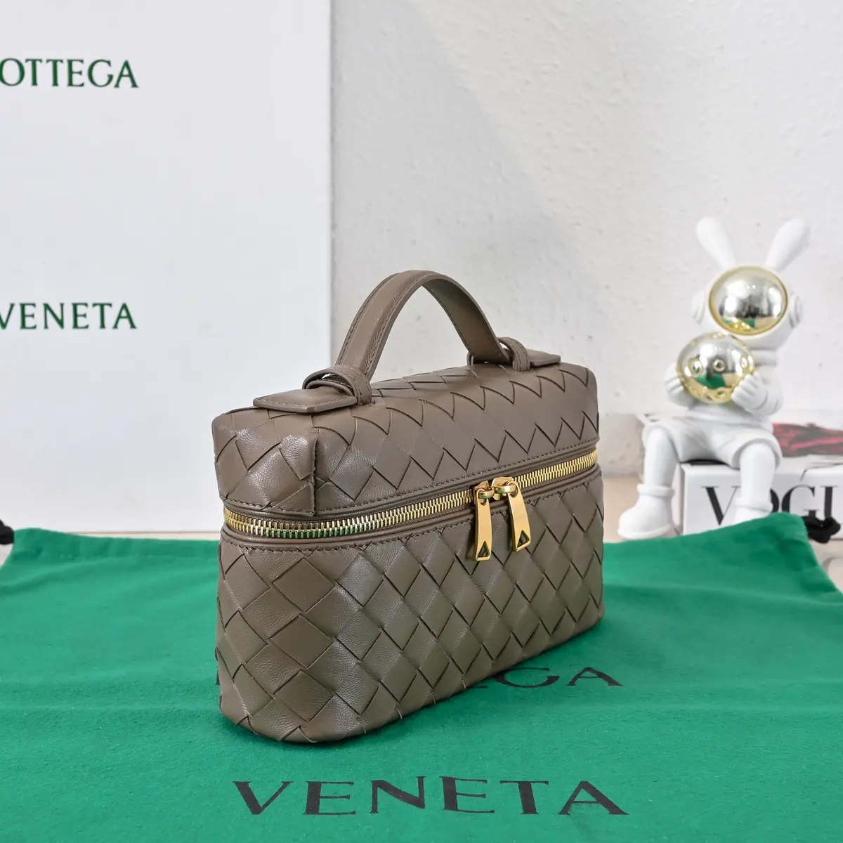 Bottega Veneta Style Crossbody Bag Lookbook Reference image 4