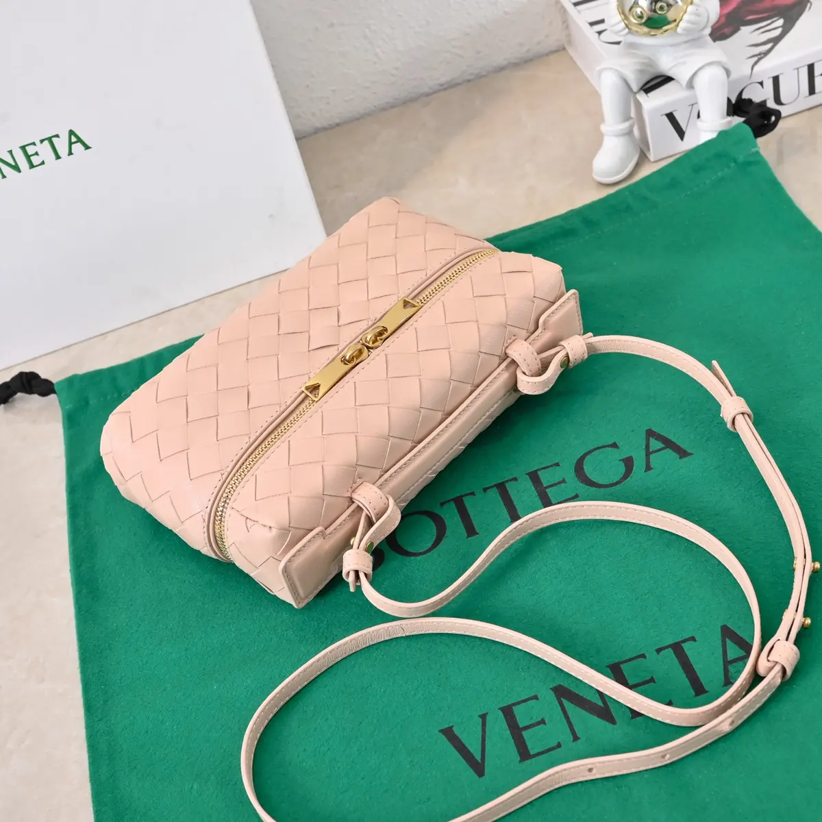 Bottega Veneta Style Crossbody Bag Lookbook Reference image 2