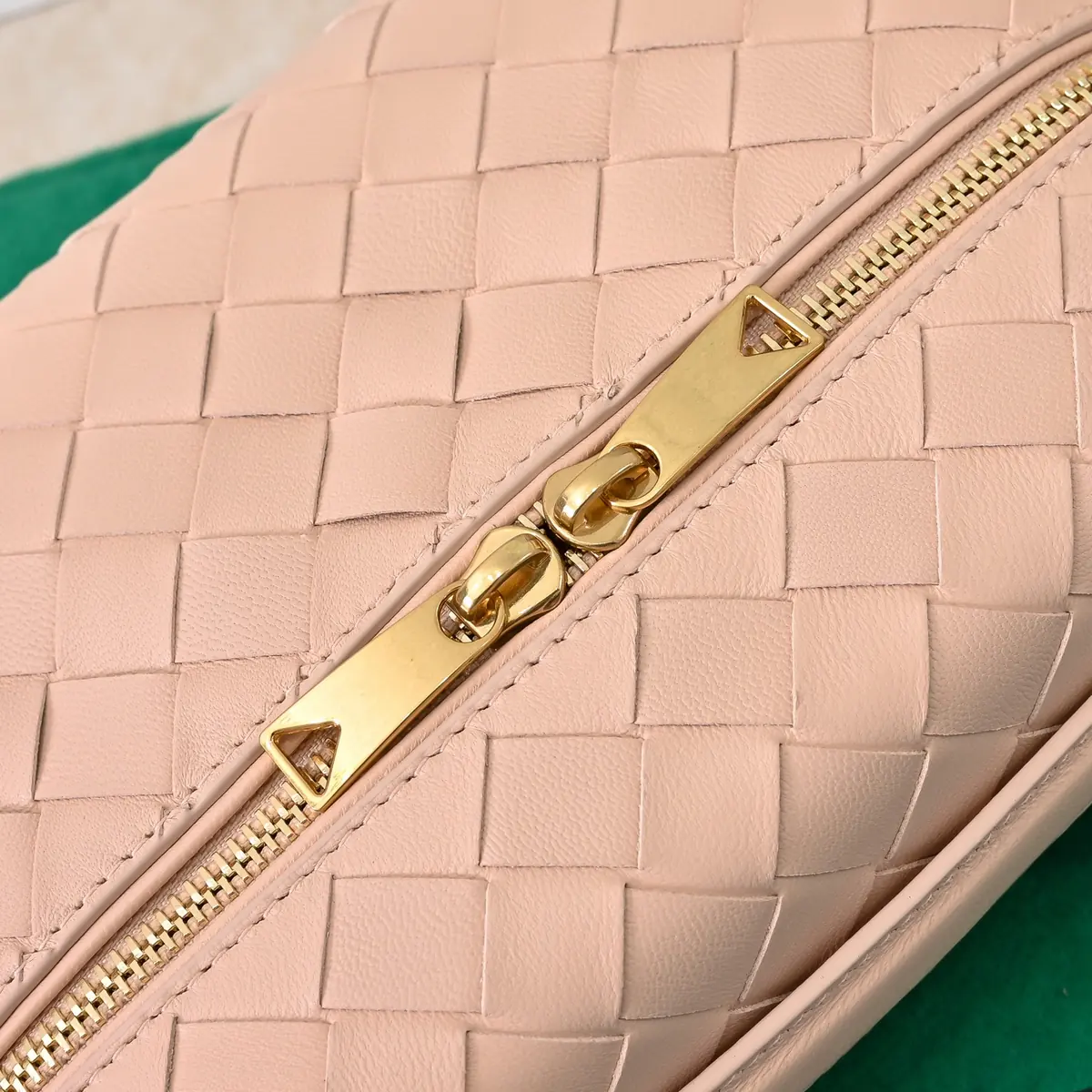 Bottega Veneta Style Crossbody Bag Lookbook Reference image 3