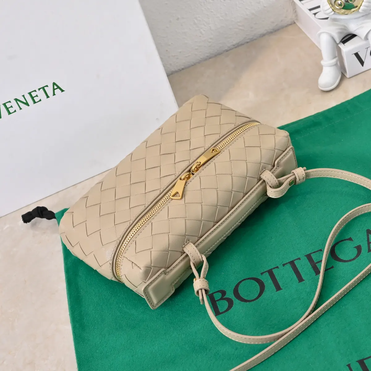 Bottega Veneta Style Crossbody Bag Lookbook Reference image 2