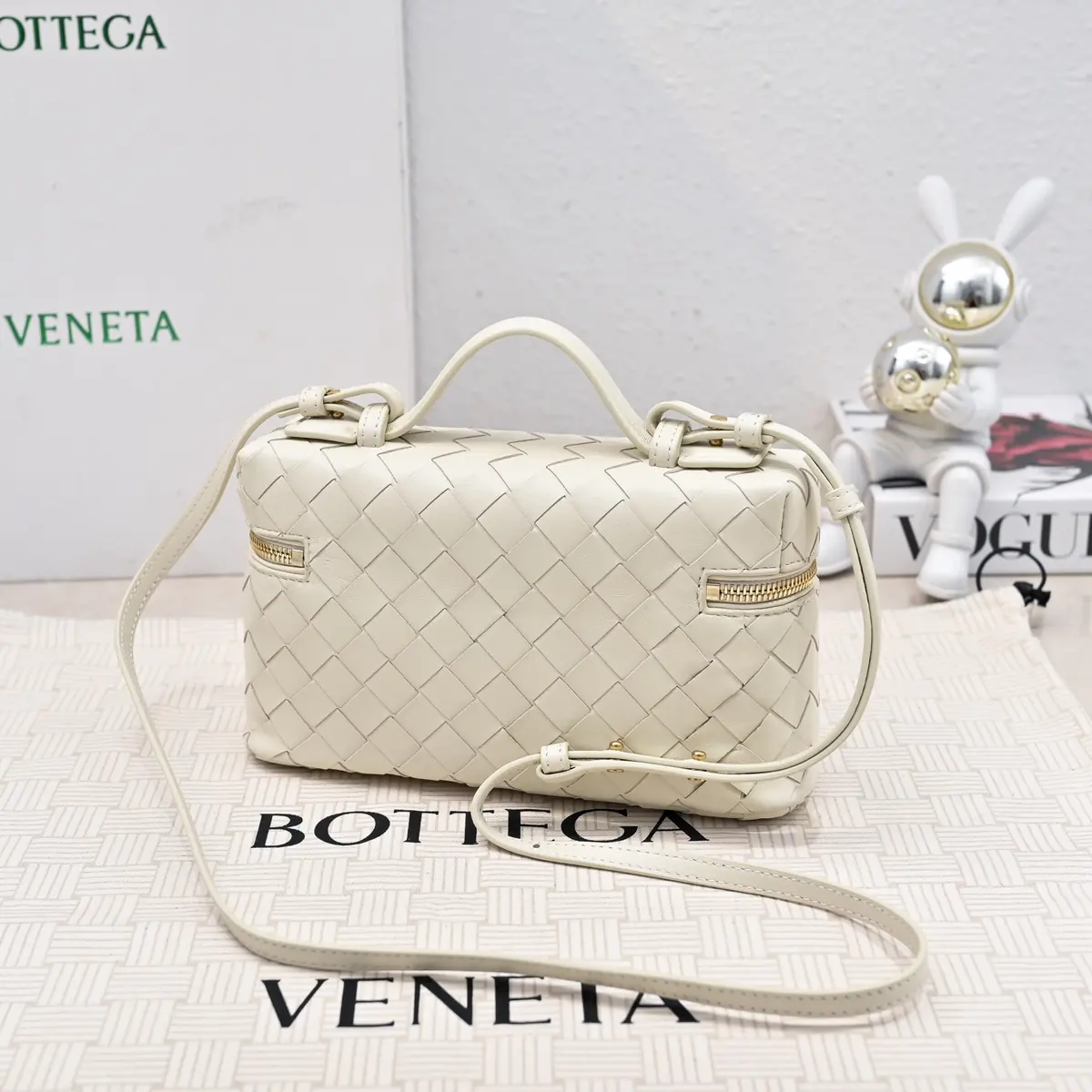 Bottega Veneta Style Crossbody Bag Lookbook Reference image 4