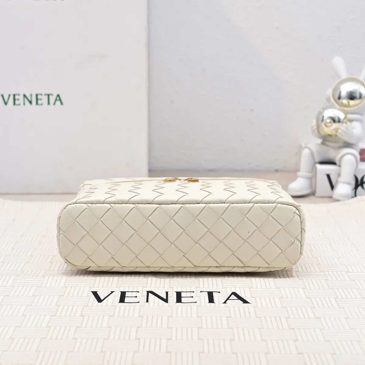 Bottega Veneta Style Crossbody Bag Lookbook Reference image 5