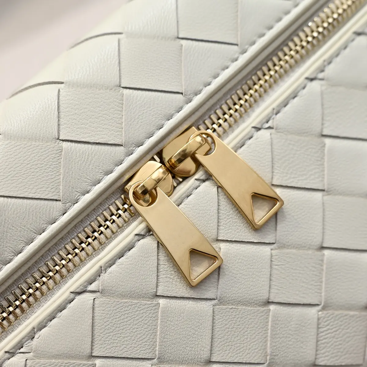 Bottega Veneta Style Crossbody Bag Lookbook Reference image 6
