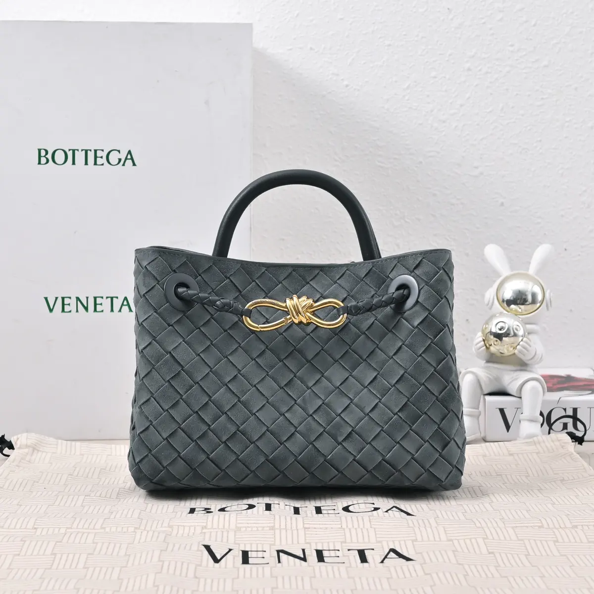 Bottega Veneta Style Gold Leather Shoulder Bag Lookbook Reference image 1