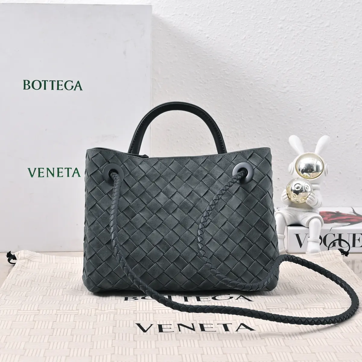 Bottega Veneta Style Gold Leather Shoulder Bag Lookbook Reference image 2