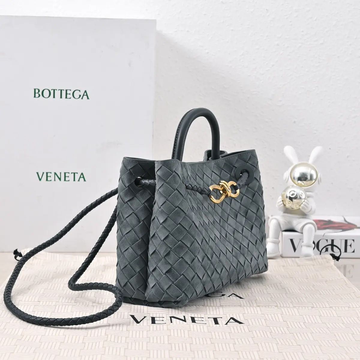 Bottega Veneta Style Gold Leather Shoulder Bag Lookbook Reference image 3