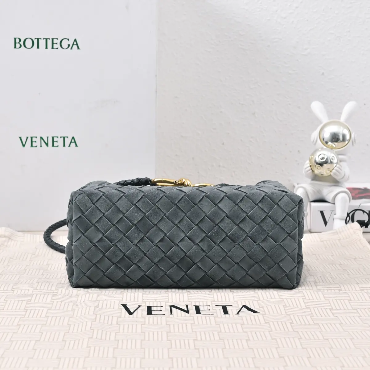 Bottega Veneta Style Gold Leather Shoulder Bag Lookbook Reference image 4