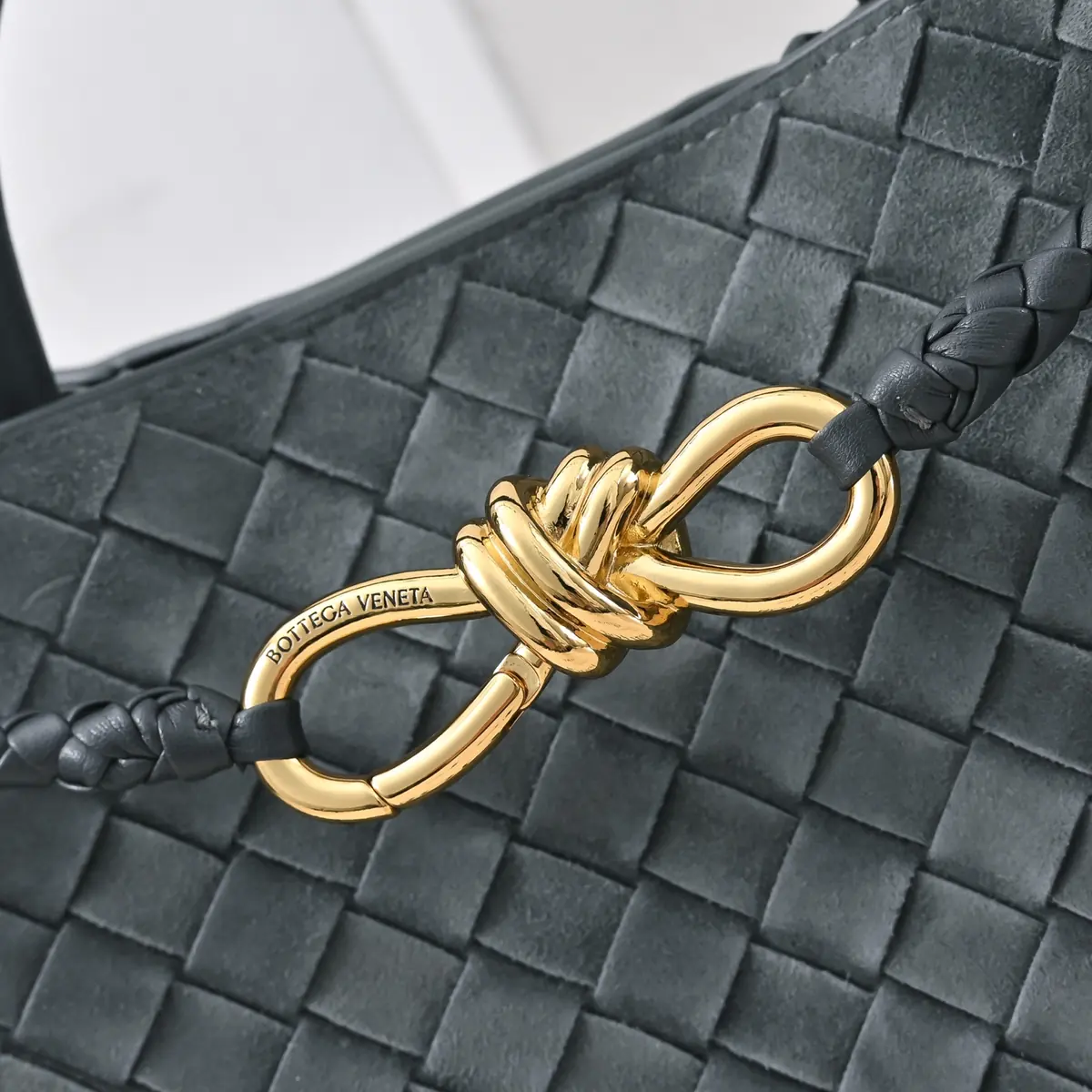 Bottega Veneta Style Gold Leather Shoulder Bag Lookbook Reference image 6