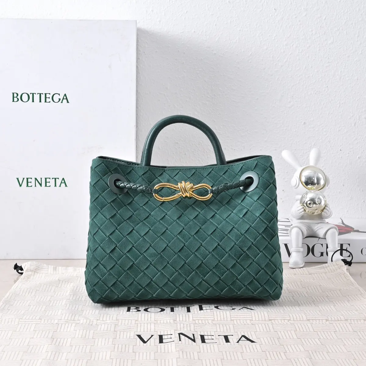 Bottega Veneta Style Gold Leather Shoulder Bag Lookbook Reference image 1