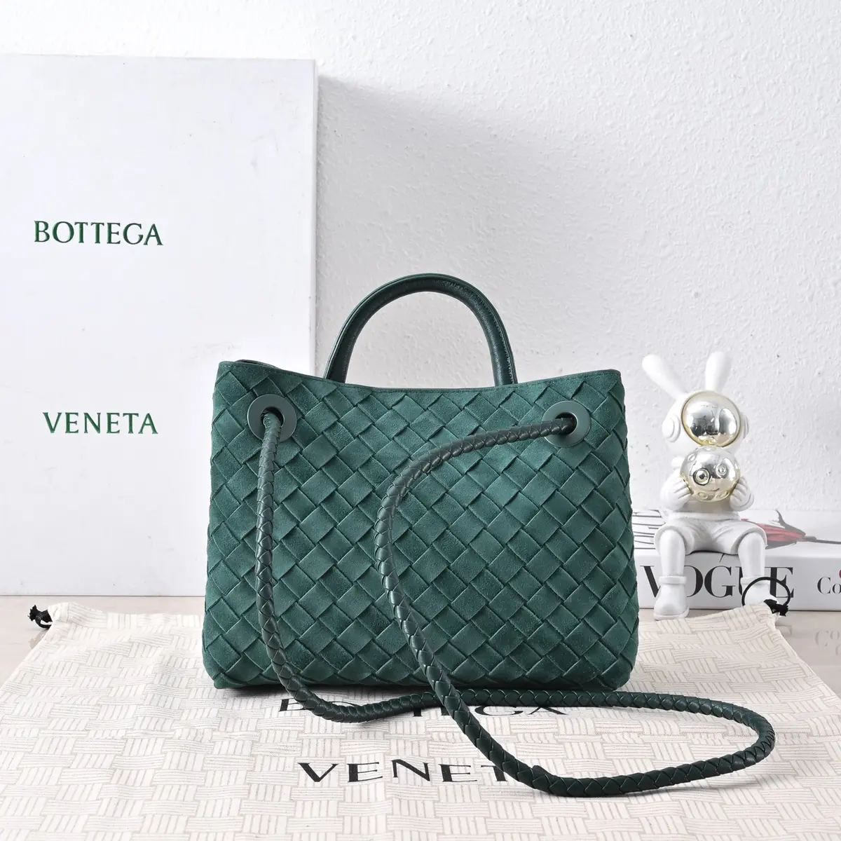 Bottega Veneta Style Gold Leather Shoulder Bag Lookbook Reference image 2