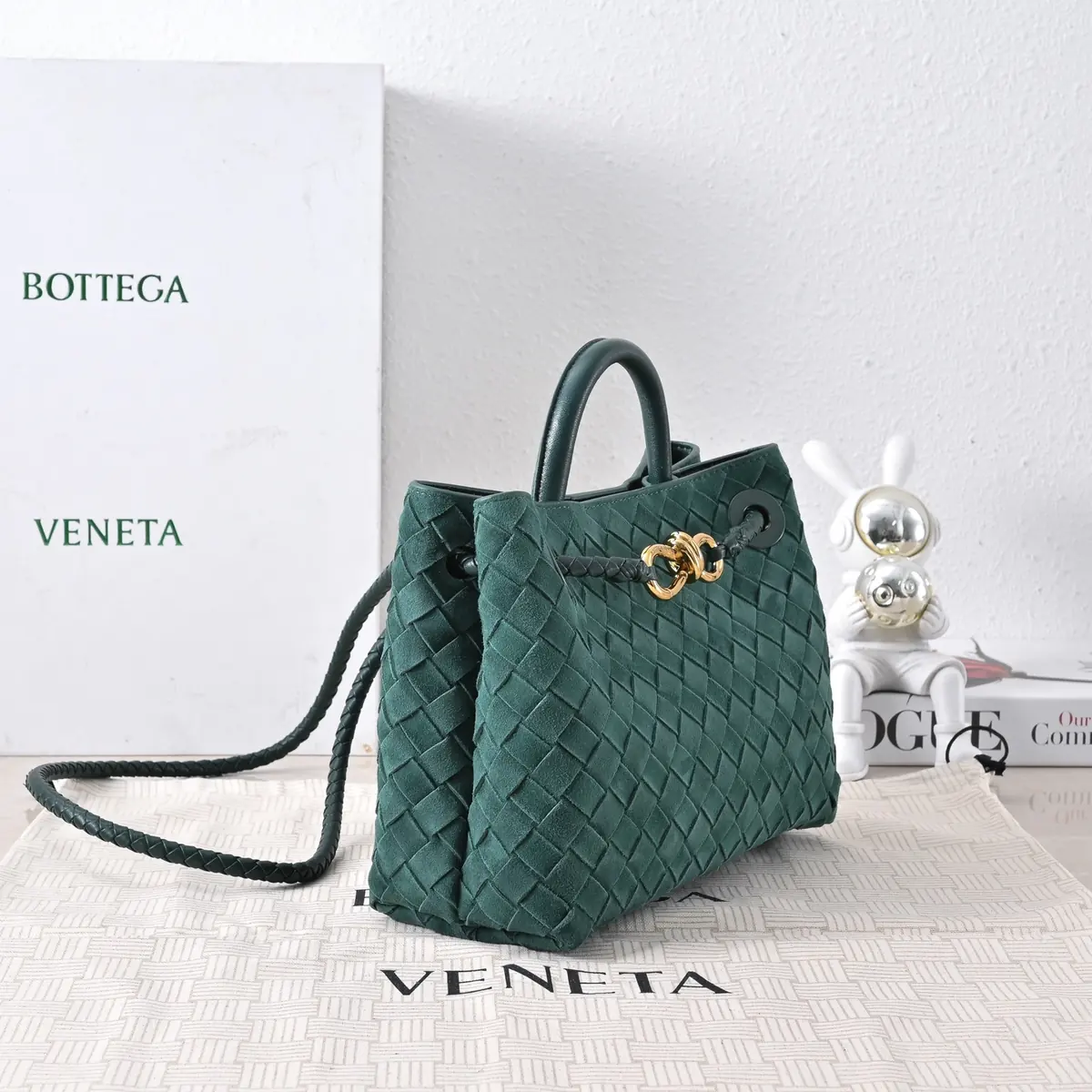 Bottega Veneta Style Gold Leather Shoulder Bag Lookbook Reference image 4