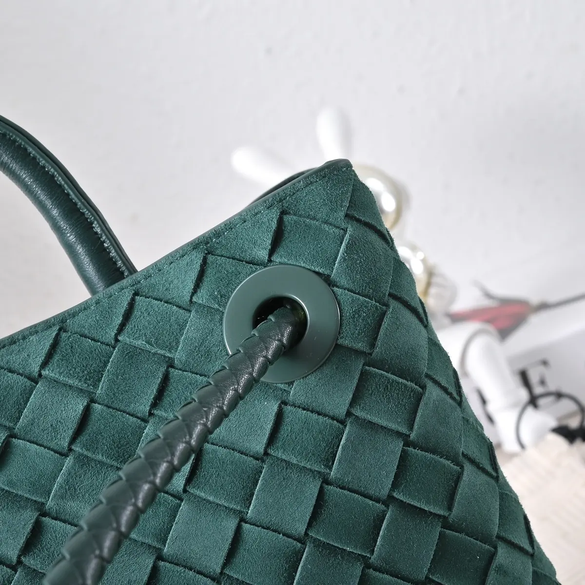 Bottega Veneta Style Gold Leather Shoulder Bag Lookbook Reference image 5