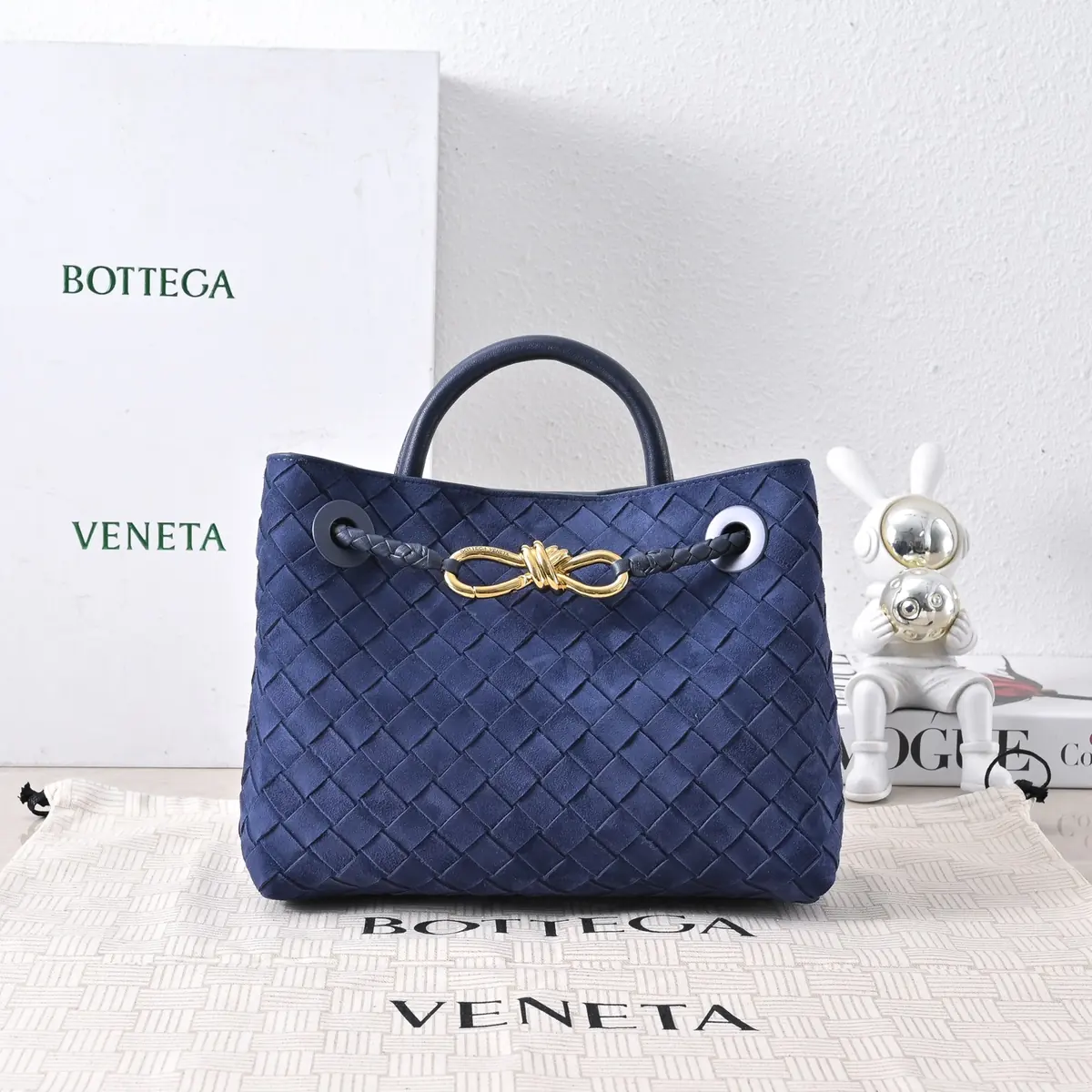 Bottega Veneta Style Gold Leather Shoulder Bag Lookbook Reference image 1