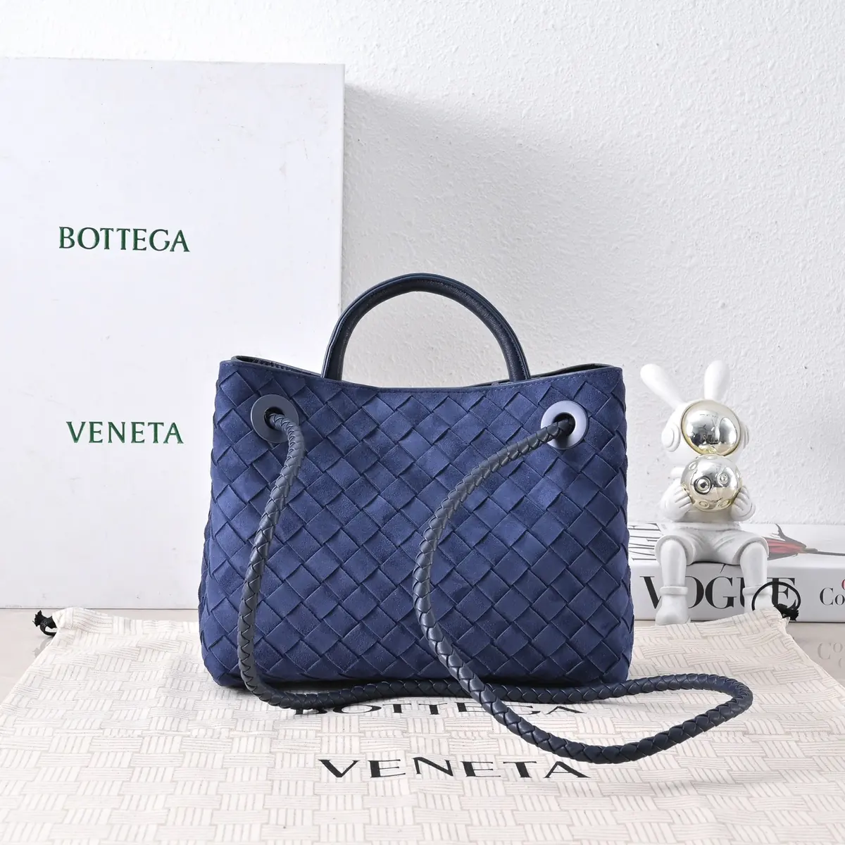 Bottega Veneta Style Gold Leather Shoulder Bag Lookbook Reference image 2