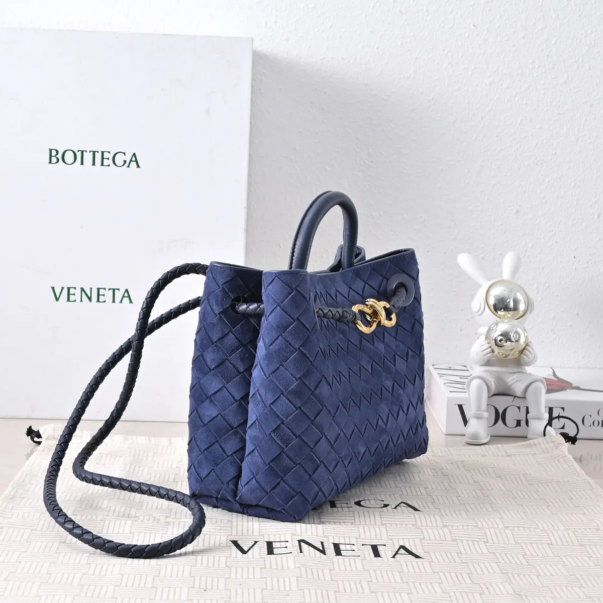 Bottega Veneta Style Gold Leather Shoulder Bag Lookbook Reference image 3