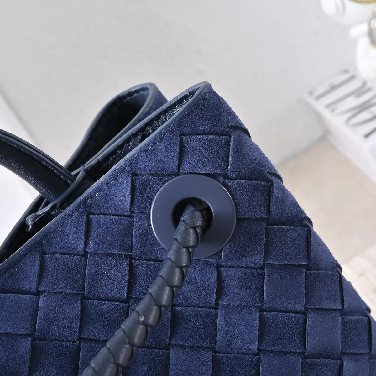 Bottega Veneta Style Gold Leather Shoulder Bag Lookbook Reference image 4
