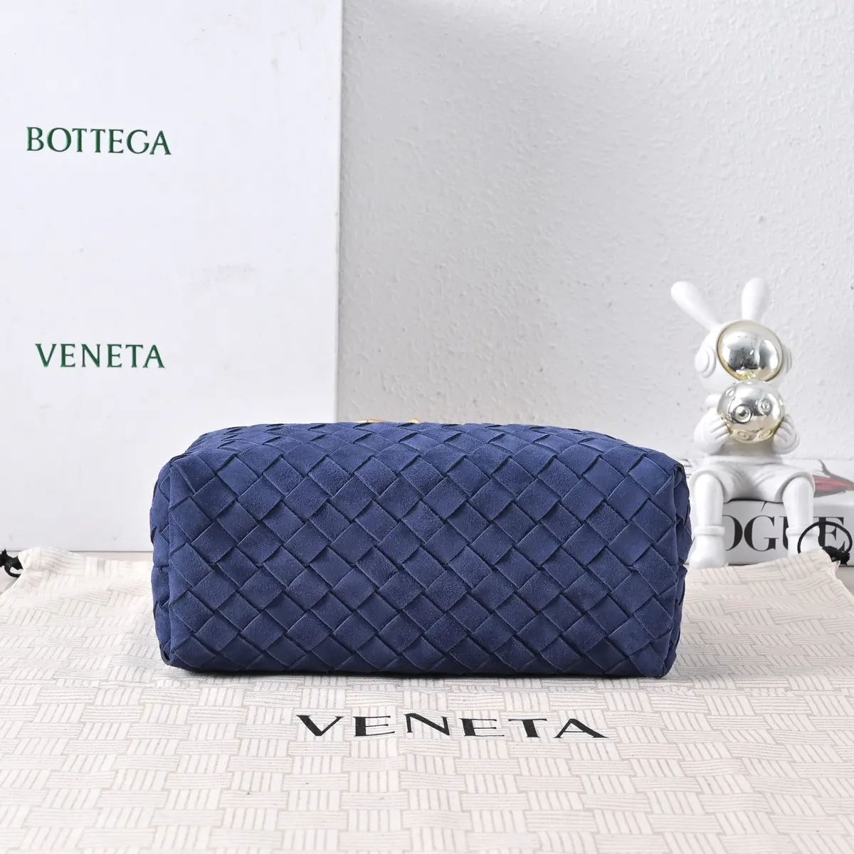 Bottega Veneta Style Gold Leather Shoulder Bag Lookbook Reference image 5