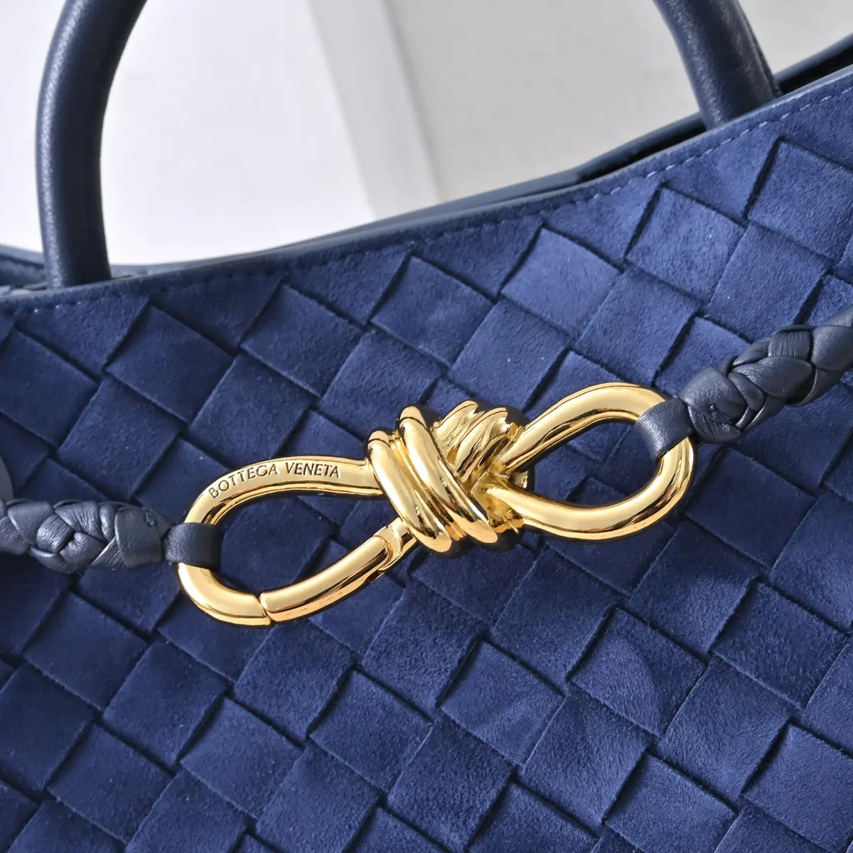 Bottega Veneta Style Gold Leather Shoulder Bag Lookbook Reference image 6