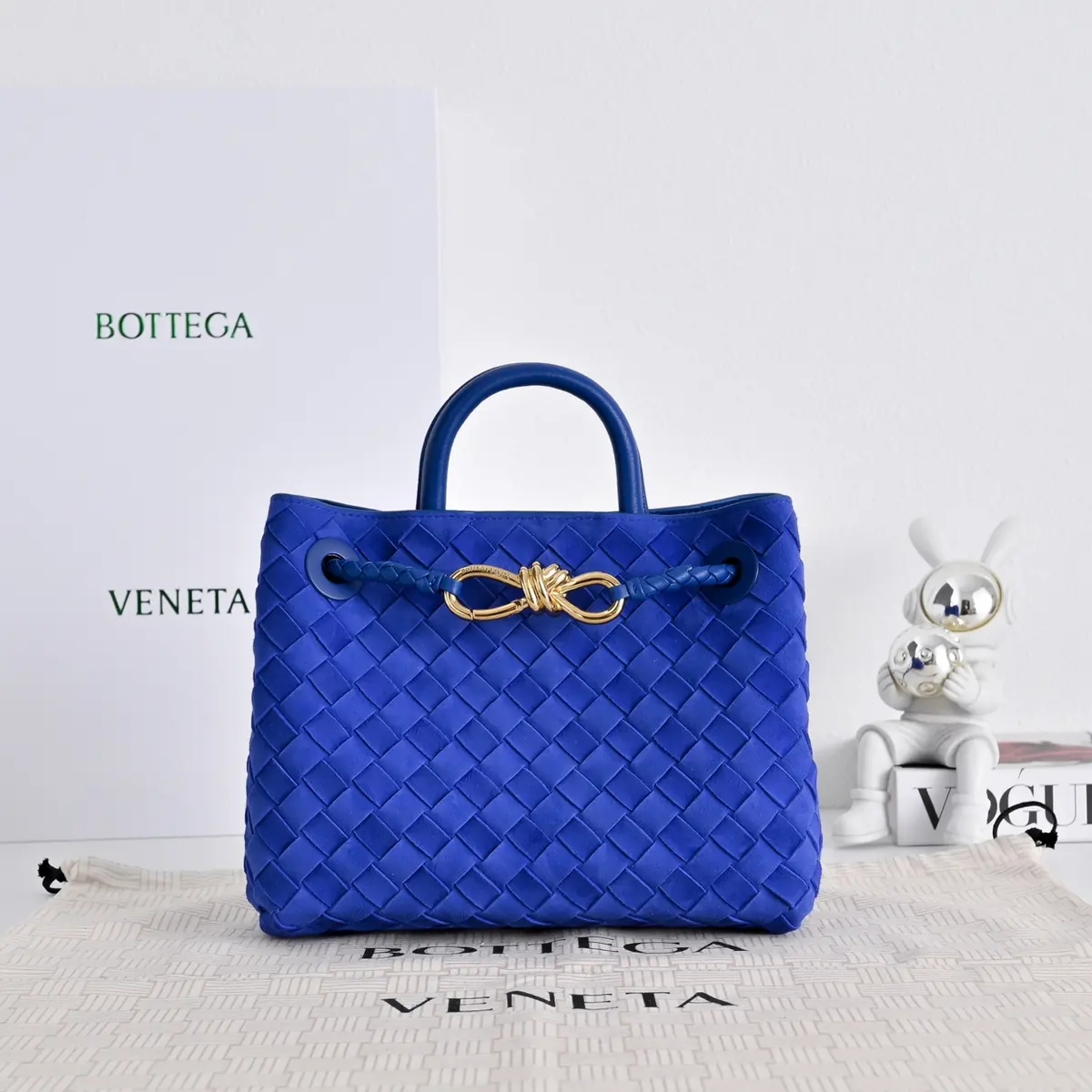Bottega Veneta Style Gold Leather Shoulder Bag Lookbook Reference image 1