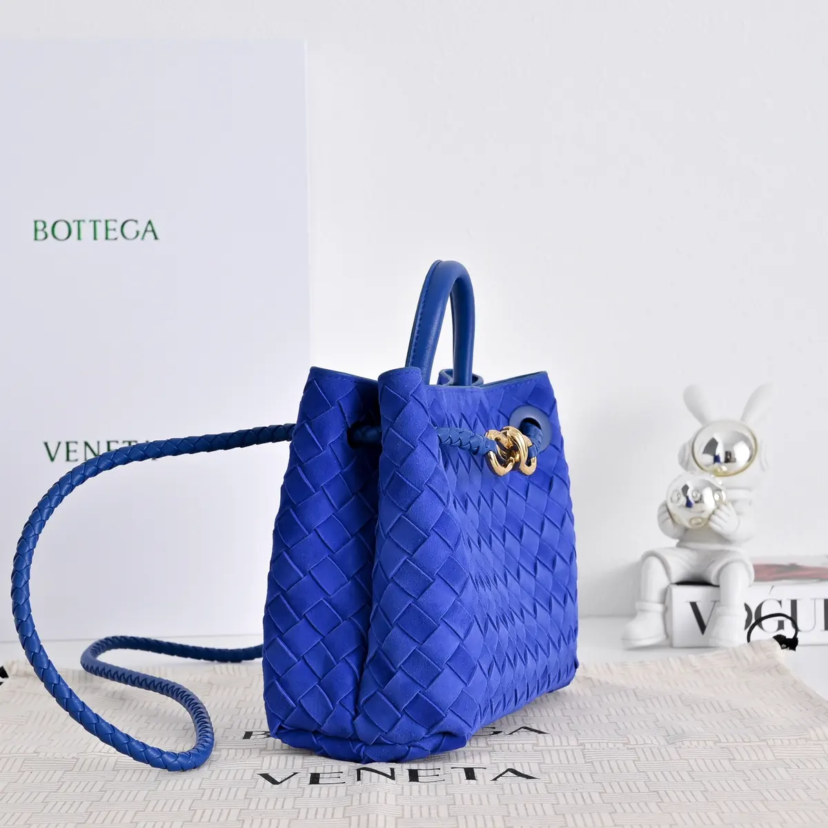 Bottega Veneta Style Gold Leather Shoulder Bag Lookbook Reference image 2