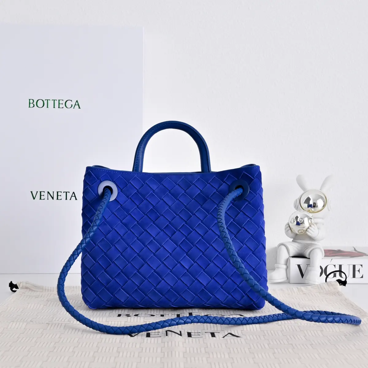 Bottega Veneta Style Gold Leather Shoulder Bag Lookbook Reference image 3