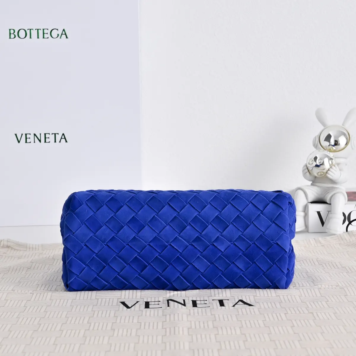 Bottega Veneta Style Gold Leather Shoulder Bag Lookbook Reference image 4