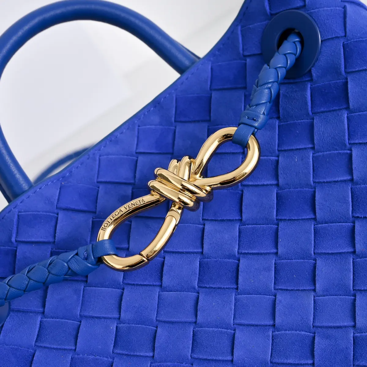 Bottega Veneta Style Gold Leather Shoulder Bag Lookbook Reference image 5