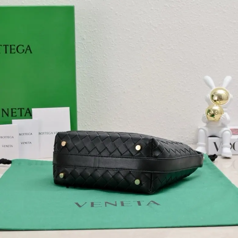 Bottega Veneta Style Gold Leather Shoulder Bag Lookbook Reference image 3