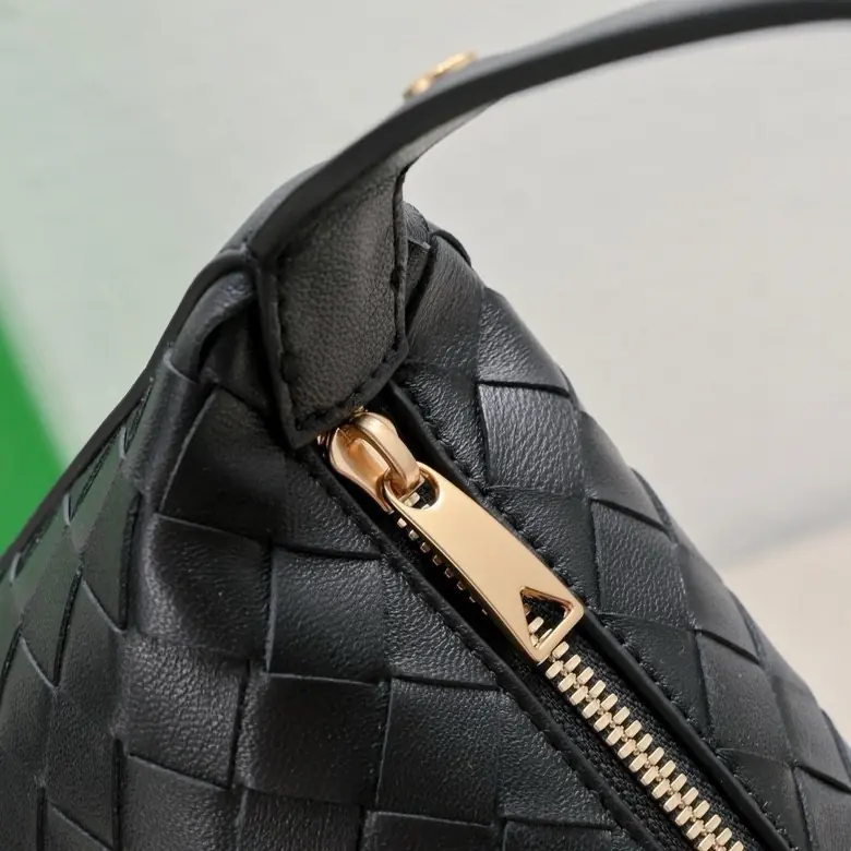 Bottega Veneta Style Gold Leather Shoulder Bag Lookbook Reference image 6