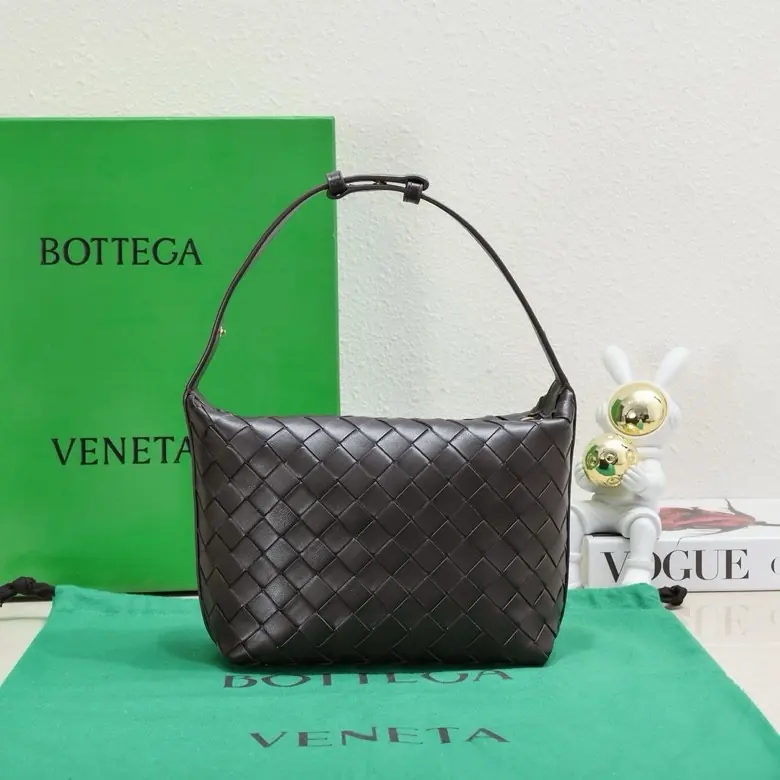 Bottega Veneta Style Gold Leather Shoulder Bag Lookbook Reference image 2