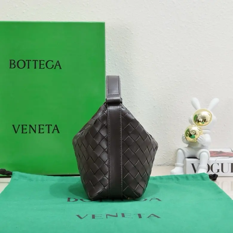 Bottega Veneta Style Gold Leather Shoulder Bag Lookbook Reference image 3