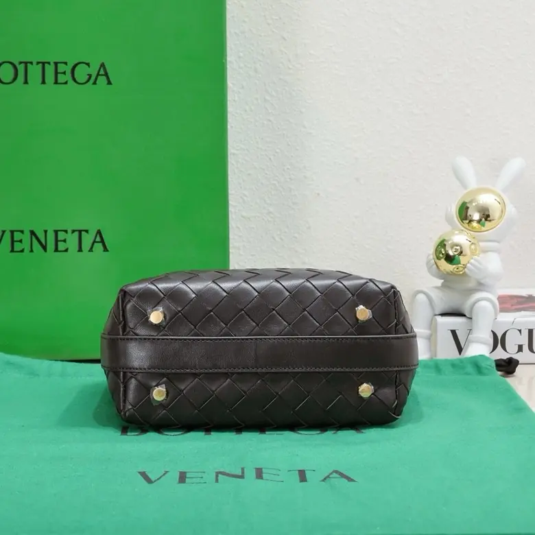 Bottega Veneta Style Gold Leather Shoulder Bag Lookbook Reference image 4