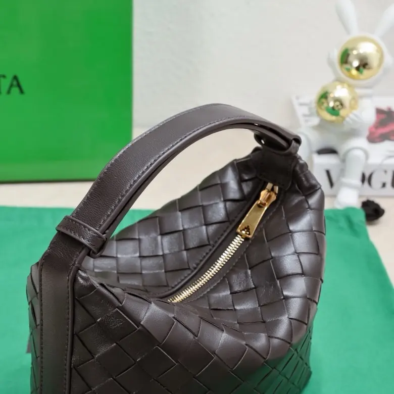 Bottega Veneta Style Gold Leather Shoulder Bag Lookbook Reference image 5