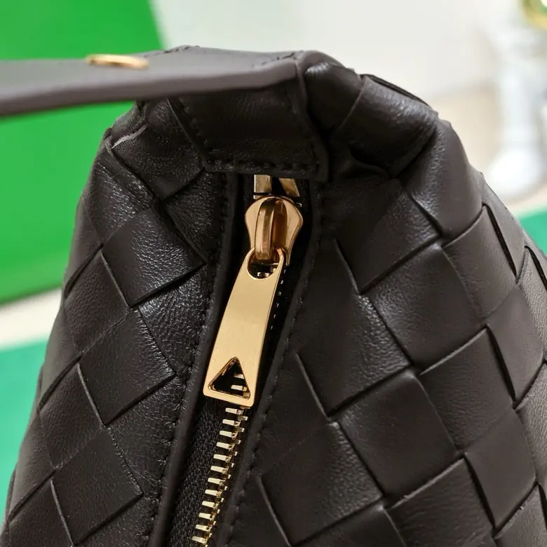 Bottega Veneta Style Gold Leather Shoulder Bag Lookbook Reference image 6