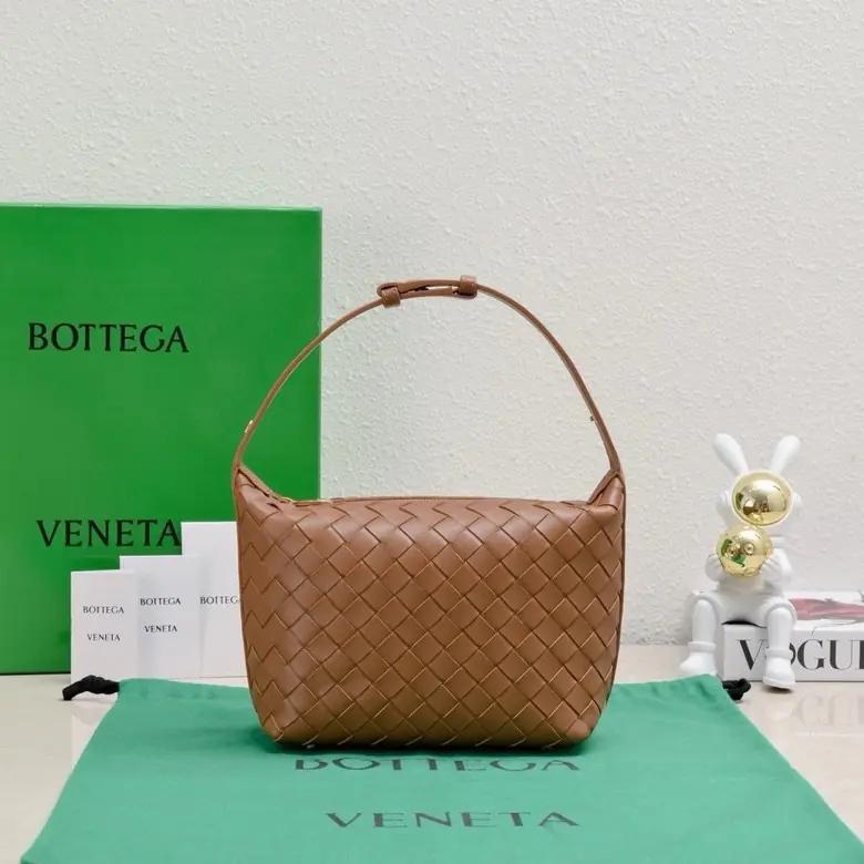 Bottega Veneta Style Gold Leather Shoulder Bag Lookbook Reference image 2