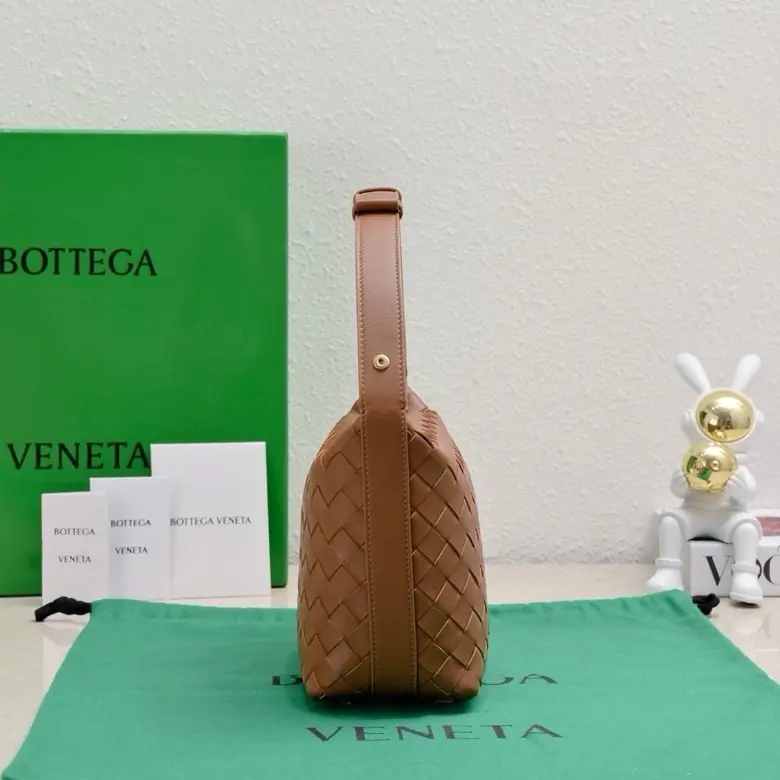 Bottega Veneta Style Gold Leather Shoulder Bag Lookbook Reference image 3